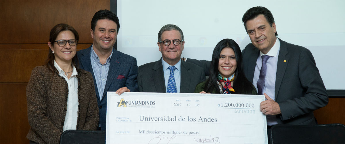 Pablo Navas, rector de la Universidad de los Andes recibió un aporte de $1.200 millones de pesos para el programa Quiero Estudiar por parte de Uniandinos, la Asociación de Egresados de la Universidad.