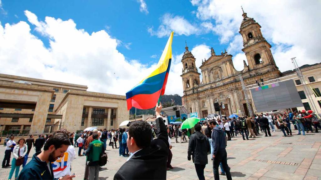 Colombians in the Plaza de Bolívar with flags