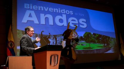 Pablo Navas, rector, y Séneca, mascota de la Universidad de los Andes.