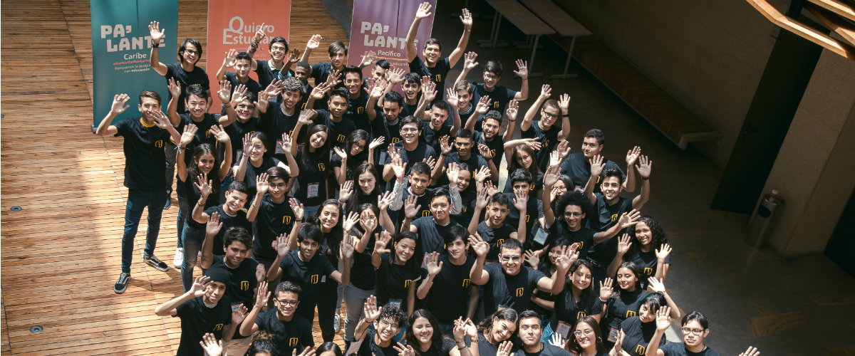 Grupo de estudiantes becarios de la Universidad de los Andes