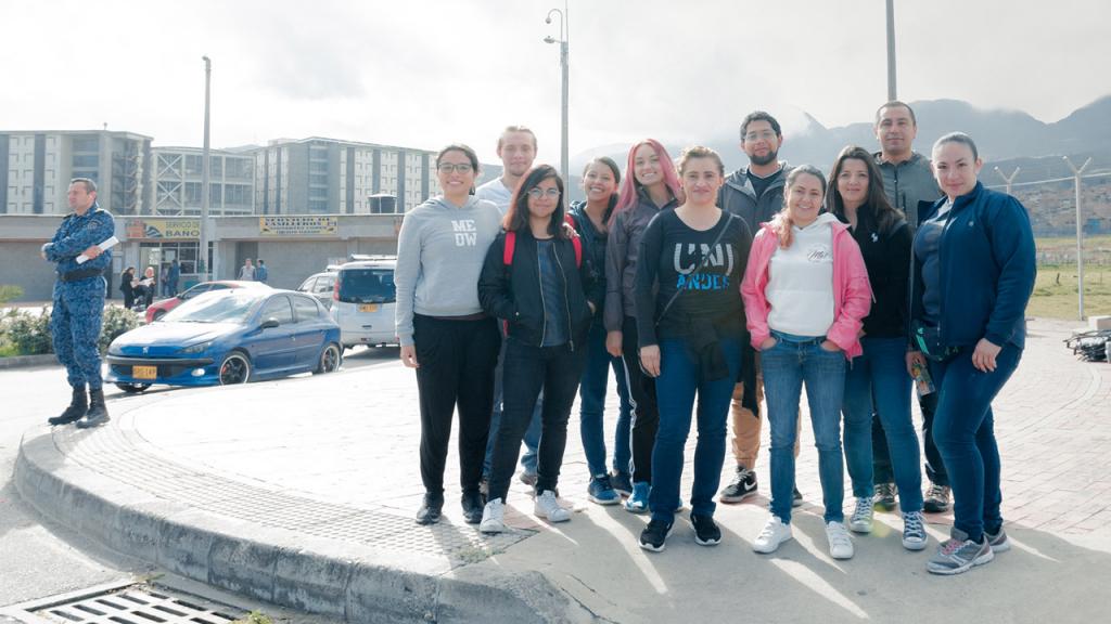 A picture of a group of eleven people in front of the La Picota prison