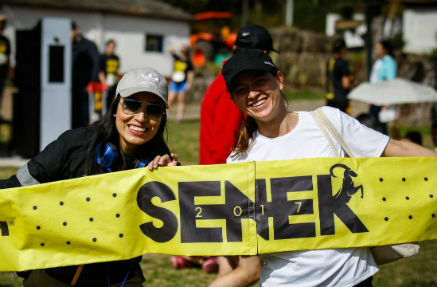 Los participantes a la Carrera Senek 2017 celebran al término de la competencia.