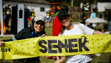 Los participantes a la Carrera Senek 2017 celebran al término de la competencia.
