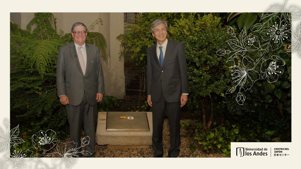 The vice-chancellor of the university Pablo Navas with Keiichiro Morishita, the Japanese ambassador in Colombia. 