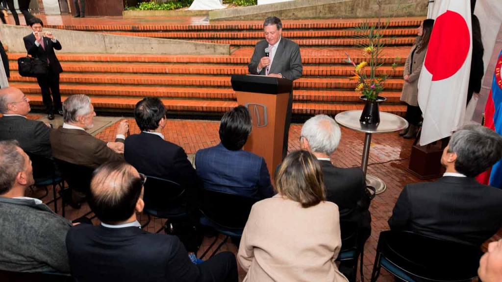 Vice-Chancellor Pablo Navas and the first brick of the Japanese Center