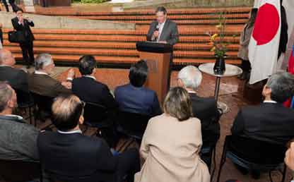 Vice-Chancellor Pablo Navas and the first brick of the Japanese Center