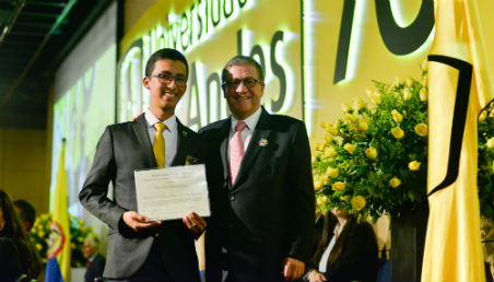 Uniandes alumni Sergio Yodeb Velásquez Yepes with Vice-Chancellor Pablo Navas.