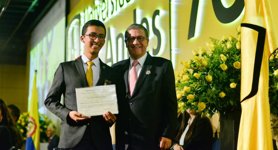 Uniandes alumni Sergio Yodeb Velásquez Yepes with Vice-Chancellor Pablo Navas.