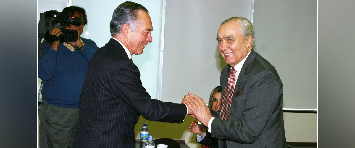 Carlos Angulo Galvis (ex rector de la Universidad de los Andes) y Julio Mario Santo Domingo (QEPD) en la inauguración del Edificio SD de la Universidad.