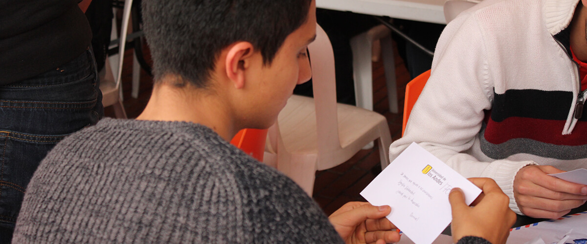 Estudiante lee carta de agradecimiento escrita por beneficiarios del Fopre.