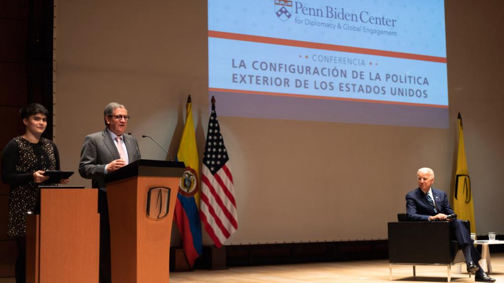 Los Andes student Ana Salazar presented the event. Joe Biden and Pablo Navas – the vice-chancellor of the Universidad de los Andes look on.