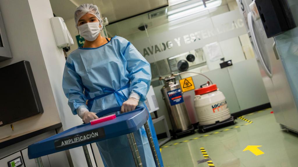 Person at the Genome Sequencing Lab. Universidad de los Andes