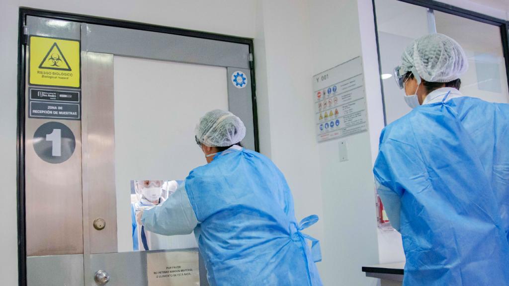 Persons at the Genome Sequencing Lab. Universidad de los Andes