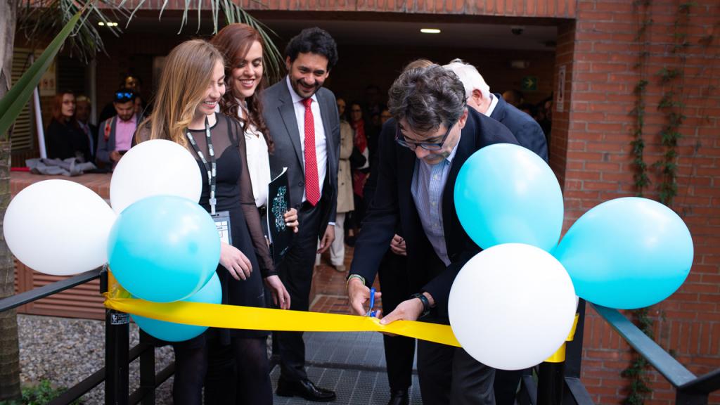 Alejandro Gaviria, president of the Universidad de los Andes cutting the ribbon