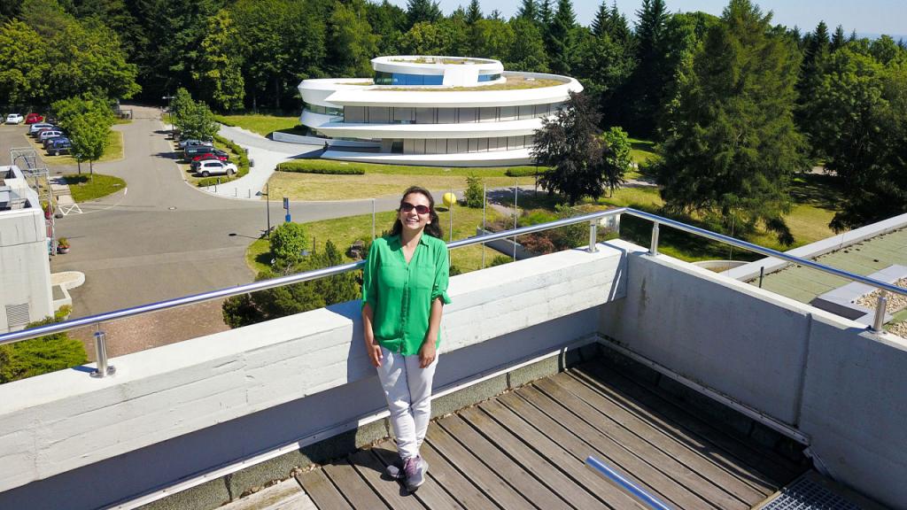 Photo of researcher Paola Pinilla with the astronomical center behind her