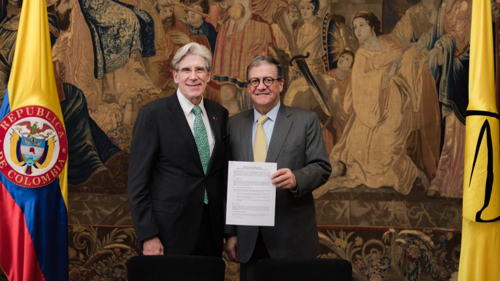 The vice-chancellors of the University of Miami and Los Andes present the signed agreement.